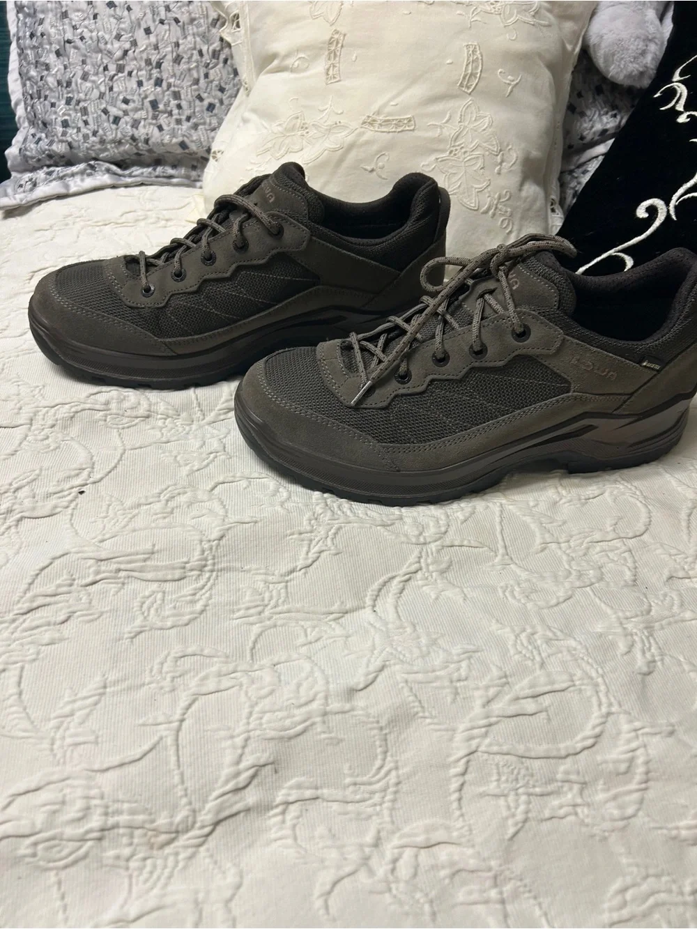 Lowa Men's hiking shoes Taurus Pro GTX Lo- taupe. Worn once to gear test.